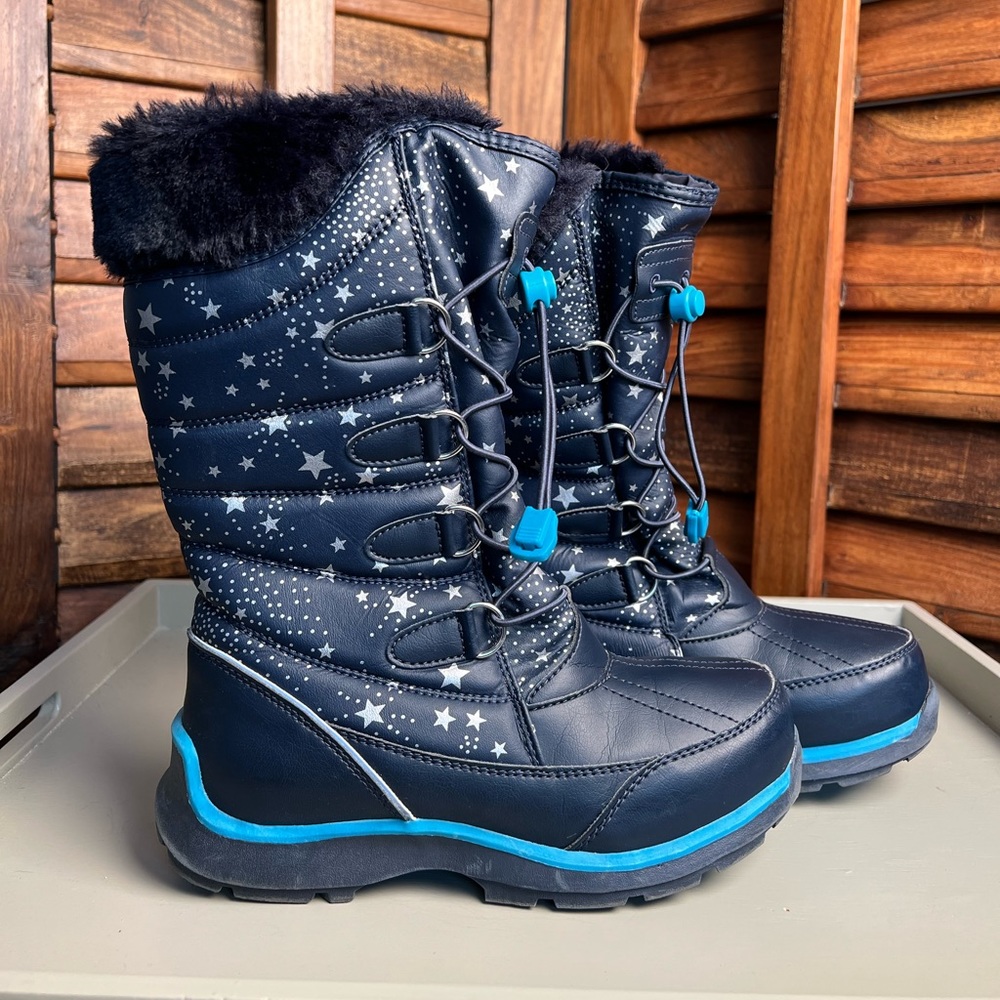 Lands End children’s cold weather boots. 💙 Navy with silver stars